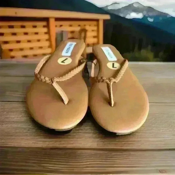 Steve Madden Shoes - Steve Madden flat sandals brown/caramel Size 7